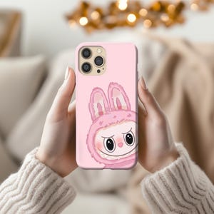 Labubu Designpuppe Cartoon Süsses Monster Kawaii Rosa | iPhone Hülle 16 15 14 13 12 11 8 Pro Max X Plus Samsung Galaxy S24 S23 S22 S21 Hülle