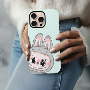 Funda Labubu Design con diseño de muñeco de dibujos animados de monstruo kawaii verde menta para iPhone 16, 15, 14, 13, 12, 11, 8 Pro Max, X Plus, Samsung Galaxy S24, S23, S22 y S21