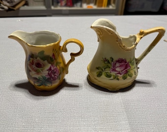 Zestaw 2 małych dzbanków do mleka z porcelany z ręcznie malowaną dekoracją w kształcie różowej róży