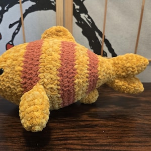 Peluche amigurumi a forma di pesce fatto a mano all&#39;uncinetto