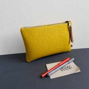 BOLSA DE FELTRO / Estojo grande para lápis / Bolsa de maquiagem / Bolsa de mão em feltro de lã merino amarelo mostarda Bolsa de viagem em feltro com zíper
