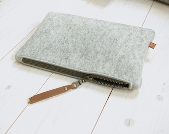 LARGE PENCIL CASE zipper pouch / Makeup bag / Clutch in light grey grey wool felt travelbag zippercase