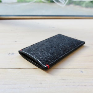 Funda para iPhone de Woolfelt: cubierta de fieltro negro sostenible
