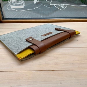 Wool Felt Laptop Case: Leather Closure, Extra Pocket