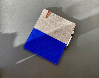 CONTRAST iPad sleeve in grey and royal blue. With Apple pencil holder on the side. Made of pure wool felt. Dutch Design.