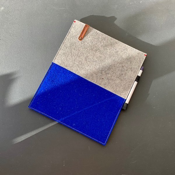 CONTRAST iPad sleeve in grey and royal blue. With Apple pencil holder on the side. Made of pure wool felt. Dutch Design.