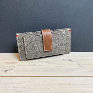 Cartera de fieltro para iPhone 14 con cierre magnético de piel. Diseño holandés de pura lana para iPhone y tarjetas. Funda para iPhone 13 con bolsillo extra