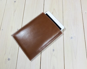 LEATHER ereader cover, Kindle case in cognac brown, Kobo Libra sleeve in vegetable tanned leather