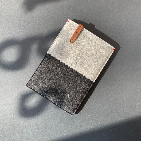 FELT SLEEVE for iPad Pro 12.9" / 11" in grey and black pure wool felt. Handmade in The Netherlands.