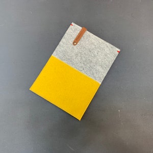 Ereader cover, woolfelt Kindle case, sleeve for Kobo Clara, Libra, yellow and grey
