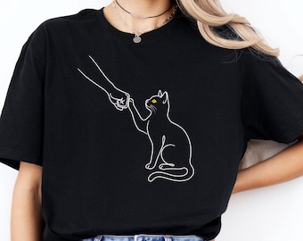 Fist Bump Cat Shirt - Line Art Animal Lover Gift Best Cat Mom Dad T-Shirt
