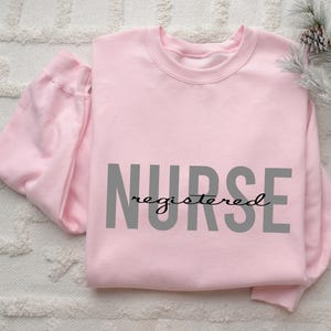 Sudadera de enfermera titulada personalizada, minimalista, con cuello redondo, sudadera con capucha de graduación. imagen 7
