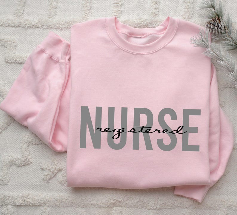 Sudadera de enfermera titulada personalizada, minimalista, con cuello redondo, sudadera con capucha de graduación. imagen 7