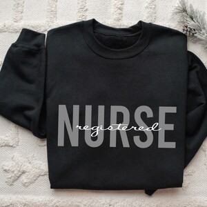 Sudadera de enfermera titulada personalizada, minimalista, con cuello redondo, sudadera con capucha de graduación. imagen 1