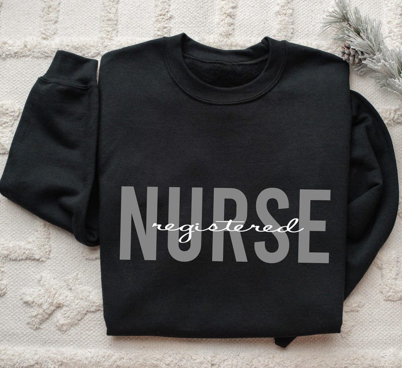 Sudadera de enfermera titulada personalizada, minimalista, con cuello redondo, sudadera con capucha de graduación. imagen 1