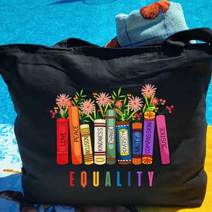 Cartable sur l'égalité - Sac fourre-tout fleurs et livres Rainbow Pride - Amour Paix Inclusion Bienveillance Changement Diversité Unité Compassion Justice