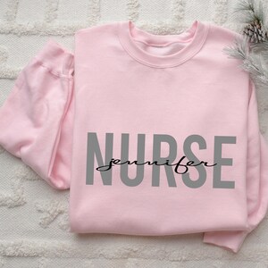 Sudadera de enfermera titulada personalizada, minimalista, con cuello redondo, sudadera con capucha de graduación. imagen 2