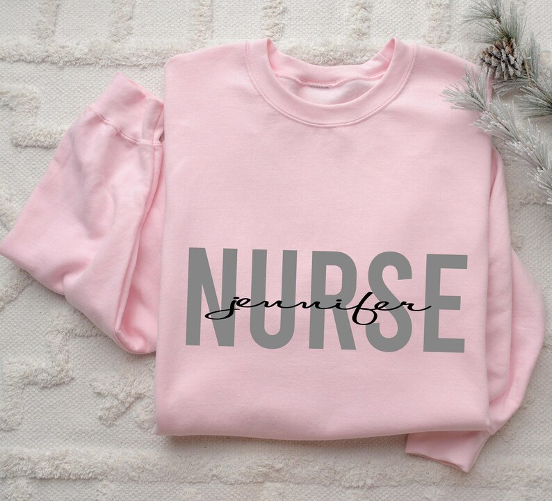 Sudadera de enfermera titulada personalizada, minimalista, con cuello redondo, sudadera con capucha de graduación. imagen 2