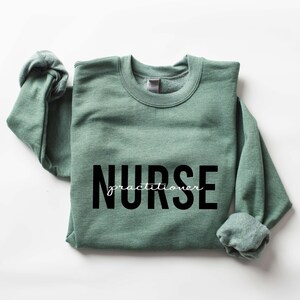 Sudadera de enfermera titulada personalizada, minimalista, con cuello redondo, sudadera con capucha de graduación. imagen 5