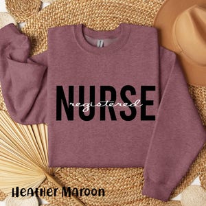 Sudadera de enfermera titulada personalizada, minimalista, con cuello redondo, sudadera con capucha de graduación. imagen 3