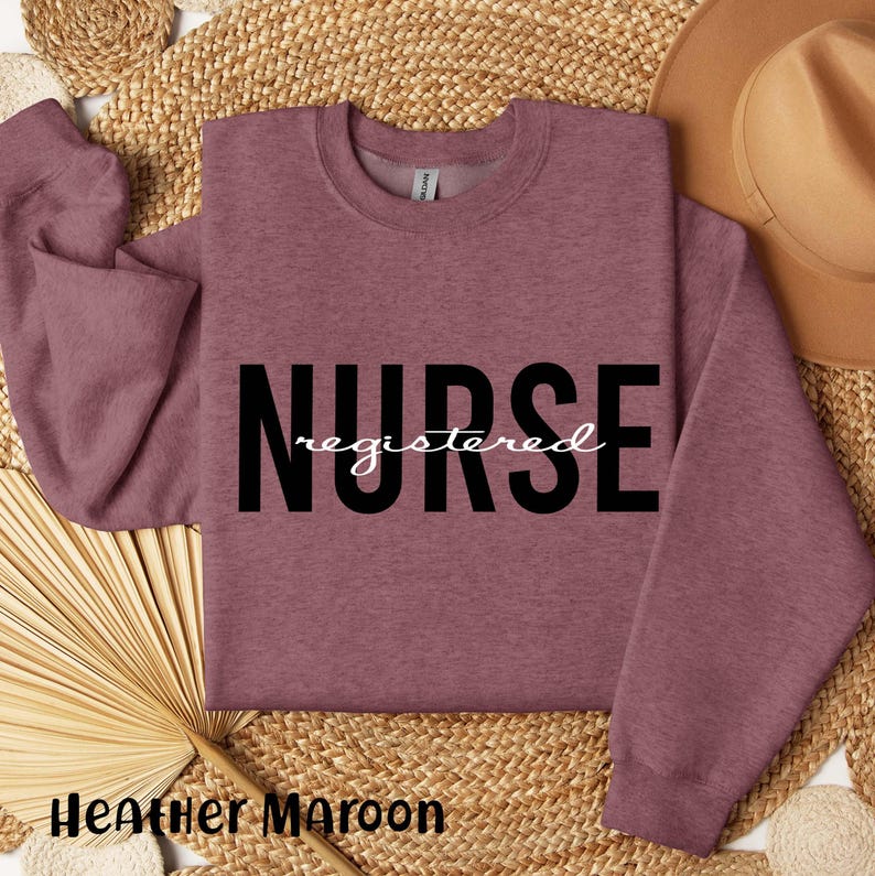 Sudadera de enfermera titulada personalizada, minimalista, con cuello redondo, sudadera con capucha de graduación. imagen 3