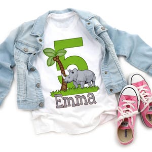 Camiseta personalizada de cumpleaños con estampado de rinoceronte y animales de safari. Camiseta con nombre y número personalizados.
