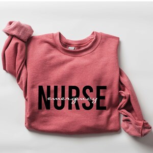 Sudadera de enfermera titulada personalizada, minimalista, con cuello redondo, sudadera con capucha de graduación. imagen 6