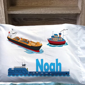 Funda de almohada con diseño de barco, funda infantil personalizada, diseño de buque de carga y remolcador, nombre personalizado, regalo para la habitación del bebé.