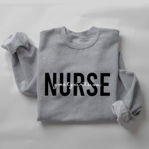 Sudadera de enfermera titulada personalizada, minimalista, con cuello redondo, sudadera con capucha de graduación. imagen 4