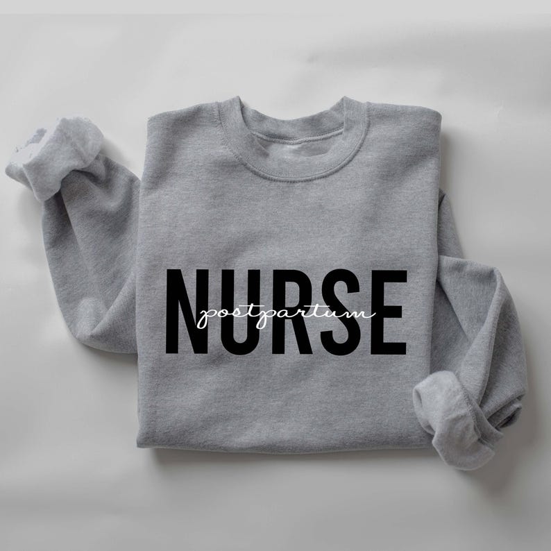 Sudadera de enfermera titulada personalizada, minimalista, con cuello redondo, sudadera con capucha de graduación. imagen 4