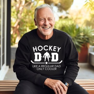 Sudadera con capucha para papá del hockey: regalo para el Día del Padre para los fanáticos de los deportes. Sudadera con cuello redondo. imagen 4