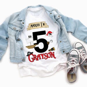 Chemise anniversaire pirate - t-shirt bateau pirate personnalisé - tee-shirt carte au trésor garçon ou fille - n'importe quel nom ou âge crâne os croisés aarhhh