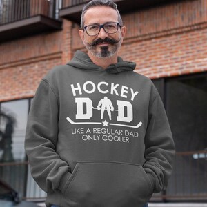 Sudadera con capucha para papá del hockey: regalo para el Día del Padre para los fanáticos de los deportes. Sudadera con cuello redondo. imagen 2