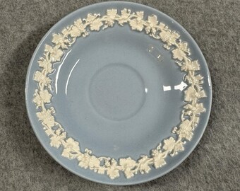 Wedgwood Queensware Crème sur soucoupe en relief bleue Grapevine 5,5 pouces