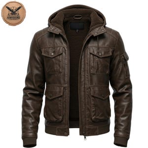 Peut inclure: Veste en cuir marron avec capuche et plusieurs poches. La veste a une fermeture éclair sur le devant et une doublure chaude et duveteuse. Le logo "HAWKBOUND" est visible en haut à gauche.