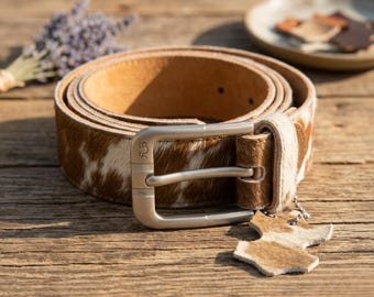 Haarreif aus Rindsleder mit geprägter Zinnschnalle – authentisches Fell-Finish – Western-inspiriertes Pferde-Design – individuelles Geschenk für den Mann