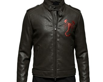 Chaqueta Cafe Racer de piel de cordero negra para hombre: bordado de escorpión rojo