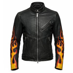 Puede incluir: Chaqueta de cuero negra con cuello alzado, cremallera frontal y múltiples bolsillos con cremallera. Las mangas presentan un diseño de llamas en amarillo, naranja y rojo. La chaqueta tiene un estilo motero clásico.