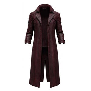 Op de afbeelding: Een lange, bordeauxrode leren jas met een reverskraag, schouderaccenten en manchetten met knopen. De jas heeft een getailleerde pasvorm en een zoom tot op de knie. De jas is dieprood van kleur en heeft een klassiek, tijdloos ontwerp.