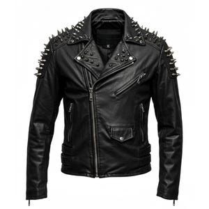 Könnte beinhalten: Schwarze Lederjacke mit silbernen Metallspitzen auf den Schultern und am Kragen. Die Jacke hat einen diagonalen Reißverschluss, mehrere Reißverschlusstaschen und eine kleine Tasche mit Druckknopfverschluss. Die Jacke hat einen klassischen Biker-Stil.