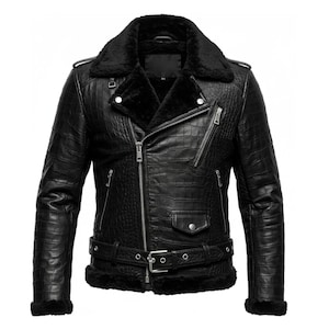 Puede incluir: Chaqueta de cuero negro con cuello y forro de piel sintética. La chaqueta presenta una textura de piel de cocodrilo, cintura con cinturón y múltiples bolsillos con cremallera. El diseño incluye un cierre de cremallera diagonal y solapa con broche.