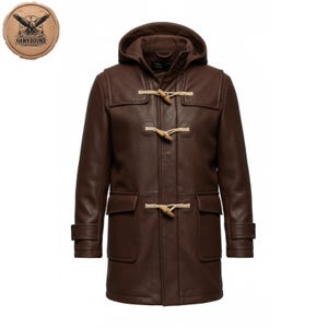 Puede incluir: Un abrigo tipo duffle coat de cuero marrón con capucha y cierres de madera. El abrigo tiene dos bolsillos delanteros y puños abotonados. El abrigo es de longitud media y tiene un diseño clásico. De la marca Hawkbound.