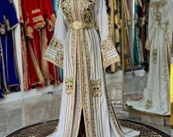 Elegante y lujoso caftán nupcial marroquí blanco: vestido Takchita con bordados dorados para novias con cuentas.
