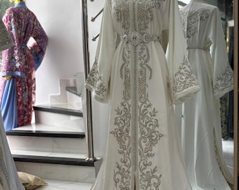 Caftán marroquí blanco – Vestido de novia de satén hecho a mano con bordados y cinturón – Caftán de boda con bordados plateados