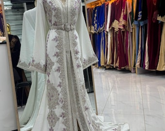Biały marokański kaftan – ręcznie robiona suknia ślubna z satyny z haftem i paskiem – ślubny kaftan ze srebrnym haftem
