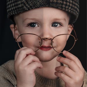 Peut inclure: Un enfant portant une casquette plate à carreaux marron et noir et un pull en maille beige. L'enfant tient une paire de lunettes fines et rondes en métal doré devant son visage. L'image est divisée verticalement avec des tons lumineux différents.