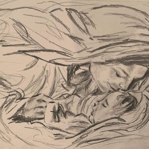 Puede incluir: Un boceto a lápiz que representa un momento tierno entre dos figuras. Una figura, con los ojos cerrados, se inclina para besar suavemente la frente de otra. El boceto está realizado en tonos grises, sugiriendo una escena suave e íntima.
