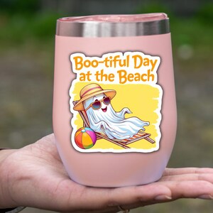 Boo-tiful Day at the Beach Geist Aufkleber - Süßer Sommergeist Aufkleber - Summerween Aufkleber - Halloween im Juli - Laptop Wasserflasche Aufkleber