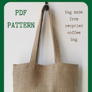 Op de afbeelding: Een beige draagtas gemaakt van gerecyclede koffiezakken. De tas heeft lange handvatten en de tekst "PDF PATTERN" staat aan de linkerkant. De tekst "Bag made from recycled coffee bag" staat aan de rechterkant.