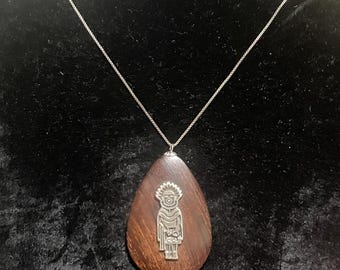 Collar con colgante de plata de ley sobre madera de 40 cm (16 pulgadas) con figura de bailarina Kachina inspirada en la cultura Hopi.
